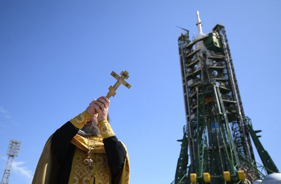 Освящение ракеты-носителя "Союз-ФГ" с пилотируемым кораблем "Союз МС-06"