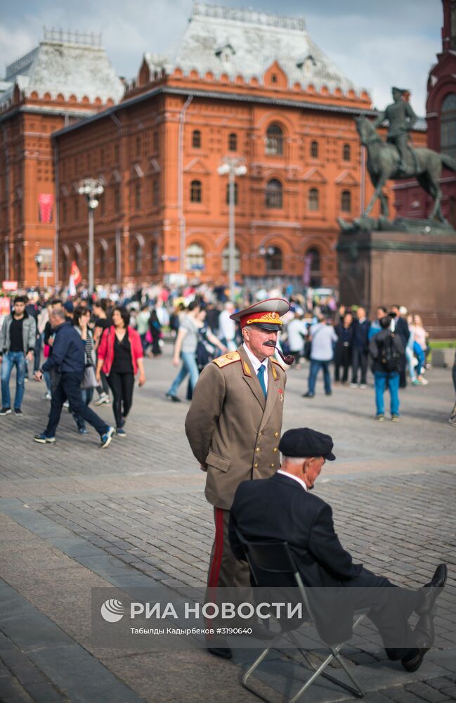 Двойники И. Сталина и В. Ленина на Манежной площади