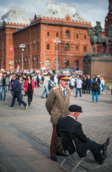 Двойники И. Сталина и В. Ленина на Манежной площади