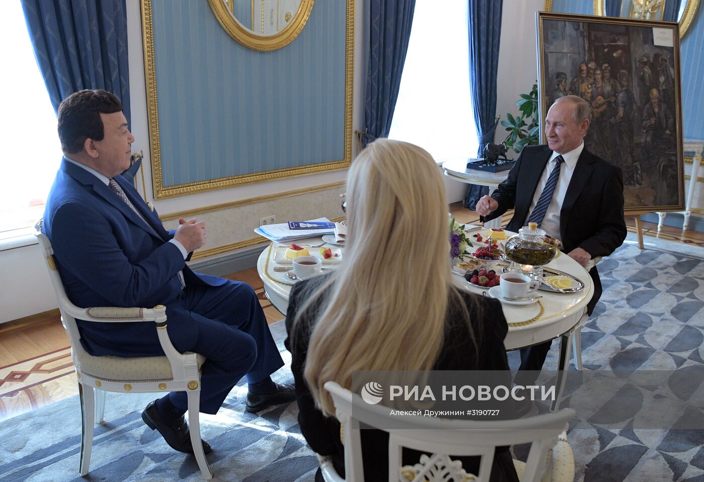 Президент РФ В. Путин поздравил И. Кобзона с днем рождения