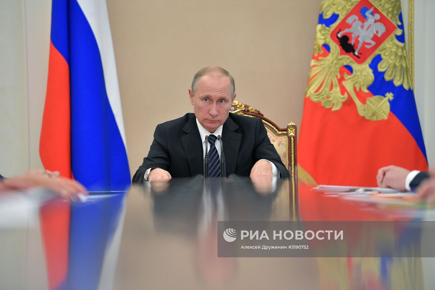 Президент РФ В. Путин провел совещание с членами Правительства РФ