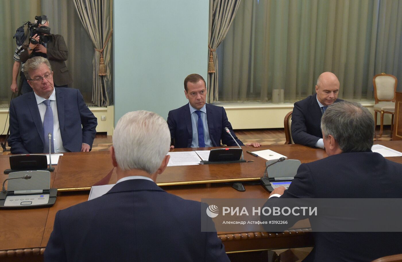 Премьер-министр РФ Д. Медведев провел совещание с руководством фракции "Единая Россия" в Госдуме РФ