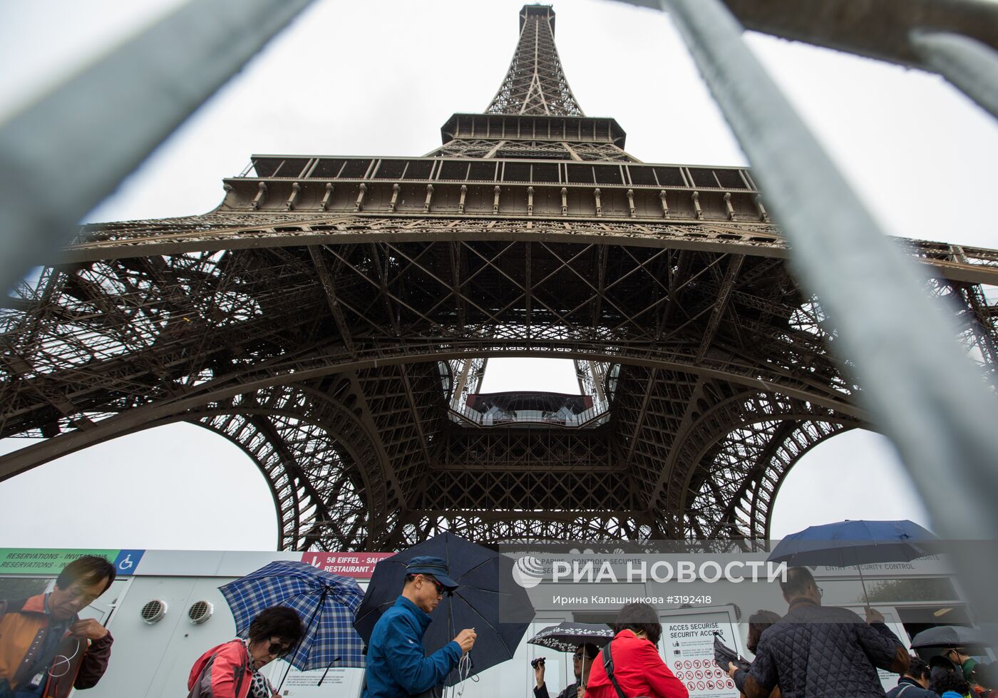 Меры безопасности у Эйфелевой башни в Париже
