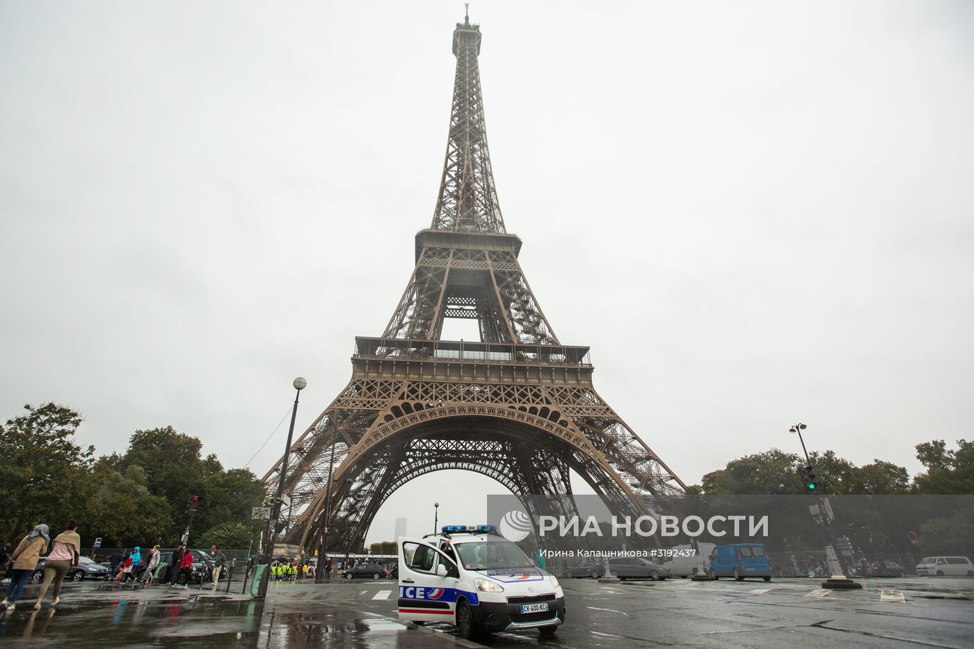 Меры безопасности у Эйфелевой башни в Париже