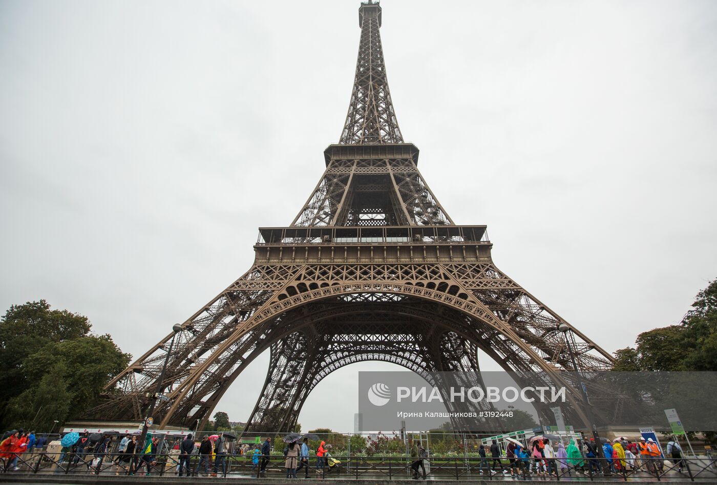 Меры безопасности у Эйфелевой башни в Париже | РИА Новости Медиабанк