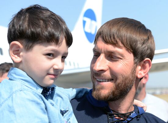 Встреча спасенных в Ираке российских детей в аэропорту Грозного