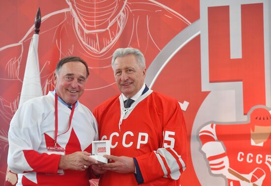 Церемония чествования хоккеистов, участвовавших в Суперсерии-72