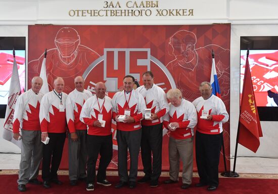 Церемония чествования хоккеистов, участвовавших в Суперсерии-72