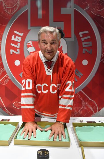 Церемония чествования хоккеистов, участвовавших в Суперсерии-72