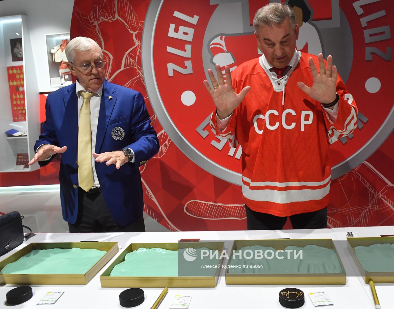 Церемония чествования хоккеистов, участвовавших в Суперсерии-72