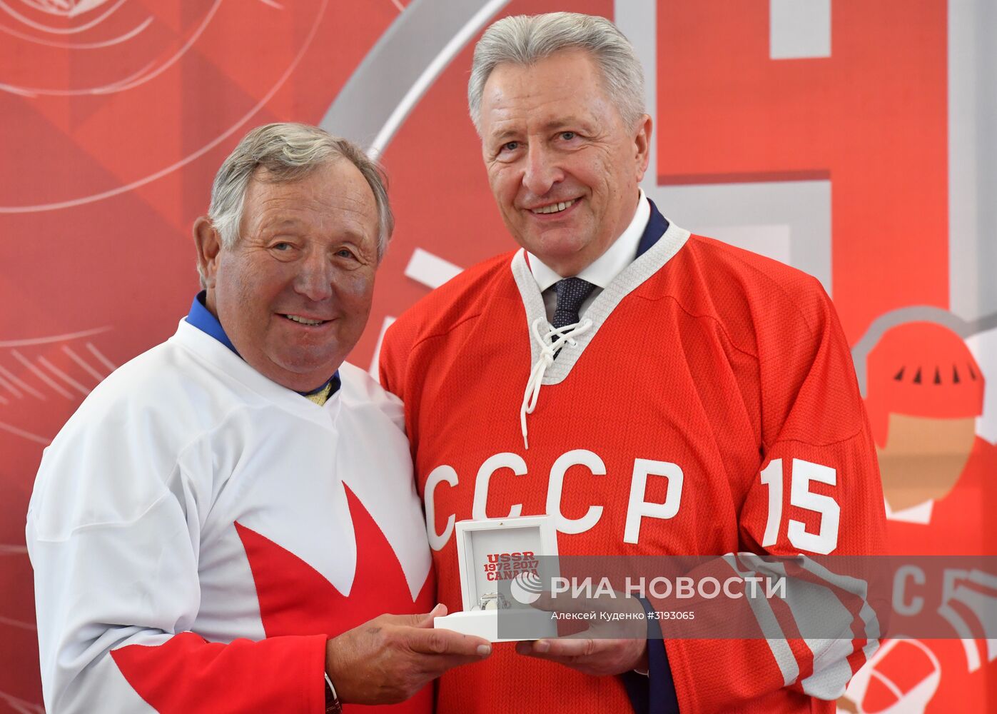 Церемония чествования хоккеистов, участвовавших в Суперсерии-72