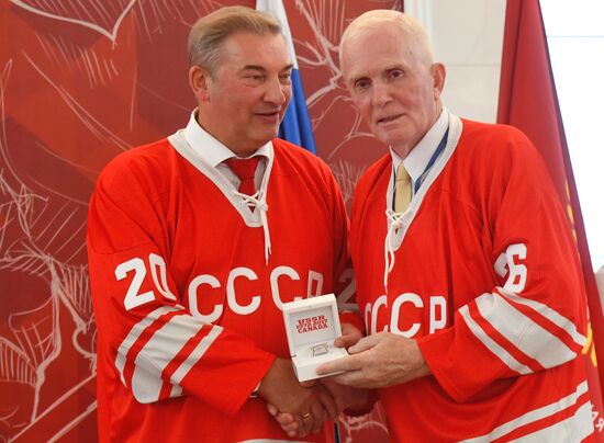 Церемония чествования хоккеистов, участвовавших в Суперсерии-72
