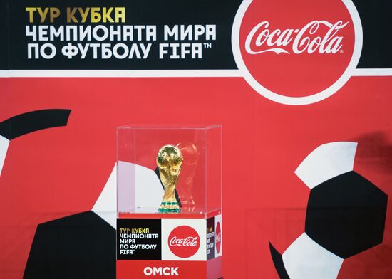 Кубок ЧМ-2018 по футболу представили в Омске