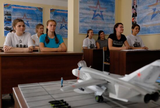 Вступительные испытания девушек при приеме в Краснодарское авиационное училище