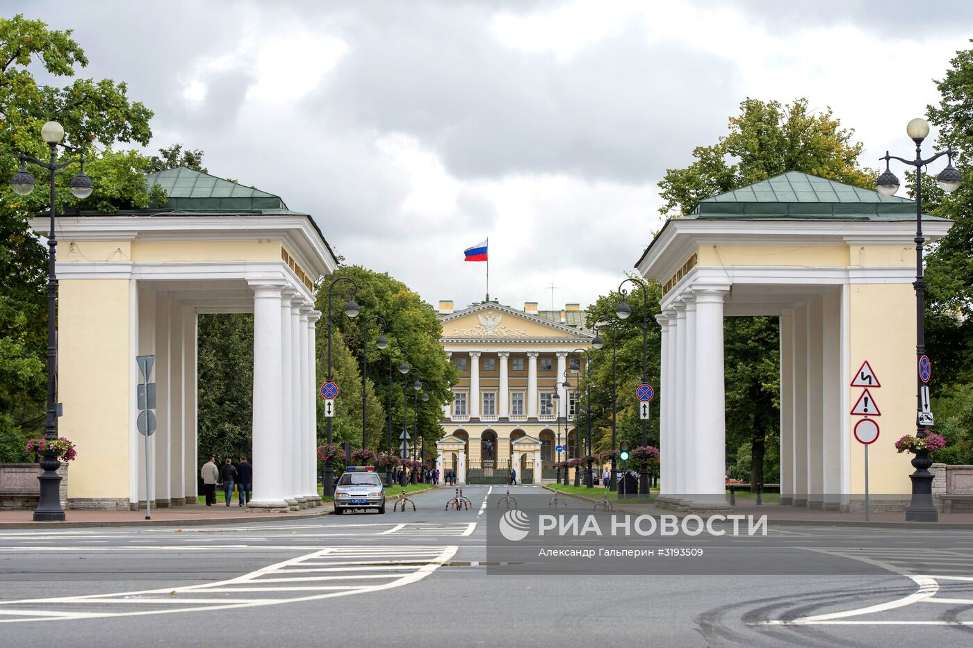 Здания Смольного института в Санкт-Петербурге