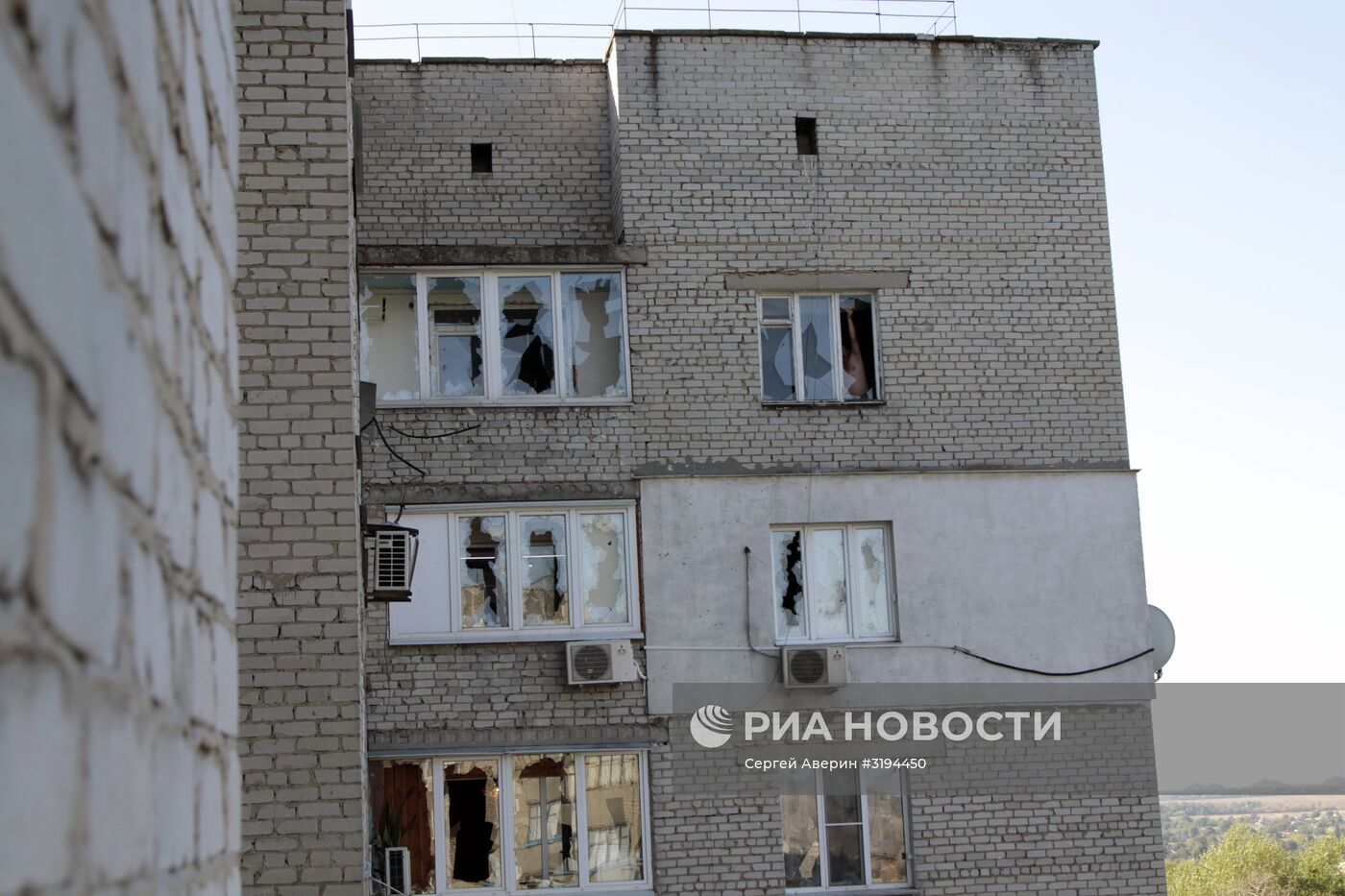 Последствия ночного обстрела в Донецке