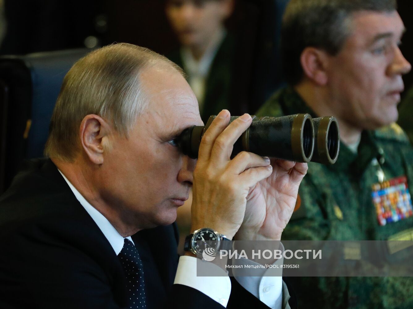 18 сентября 2017. Президент РФ Владимир Путин во время инспекции действий вооружённых сил Союзного государства России и Белоруссии на основном этапе совместного стратегического учения "Запад-2017" на полигоне "Лужский". Место: Россия, Ленинградская область. Автор: Михаил Метцель/POOL/РИА Новости. Рабочая поездка президента РФ В. Путина в Ленинградскую область