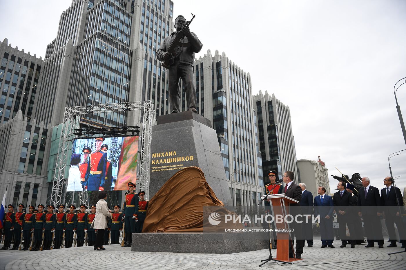Церемония открытия памятника Михаилу Калашникову