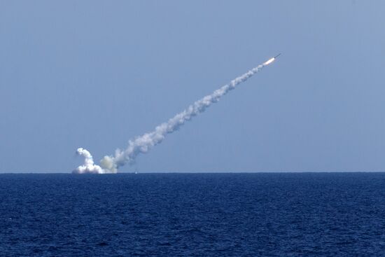 Запуск ракет "Калибр" по целям террористов в Сирии