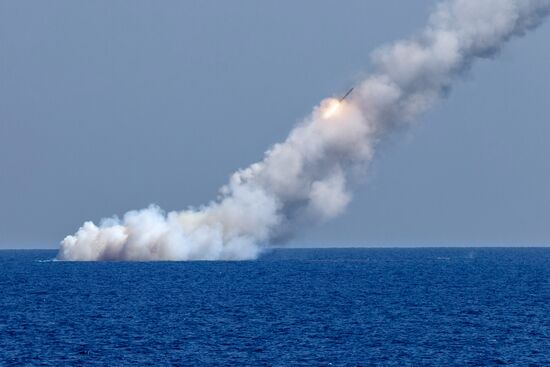 Запуск ракет "Калибр" по целям террористов в Сирии