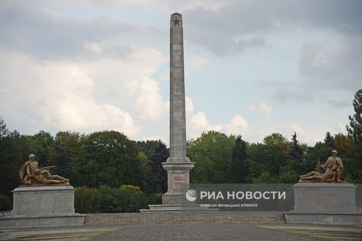 В Варшаве осквернили кладбище советских солдат