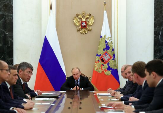 Встреча президента РФ В. Путина с избранными главами регионов РФ