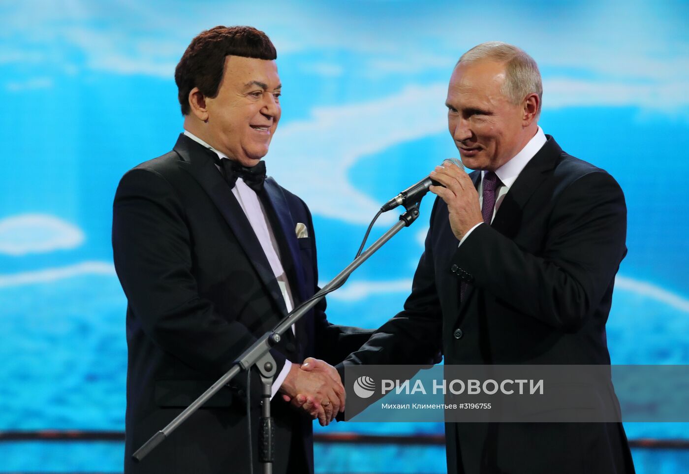 Президент РФ В. Путин посетил юбилейный концерт И. Кобзона