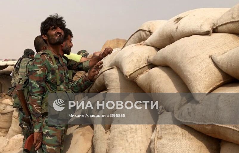 Сирийская армия и бойцы народного ополчения во время наступления в районе Джафра в Дейр-эз-Зоре