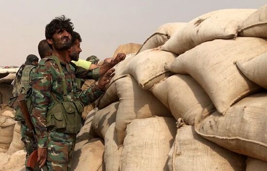 Сирийская армия и бойцы народного ополчения во время наступления в районе Джафра в Дейр-эз-Зоре