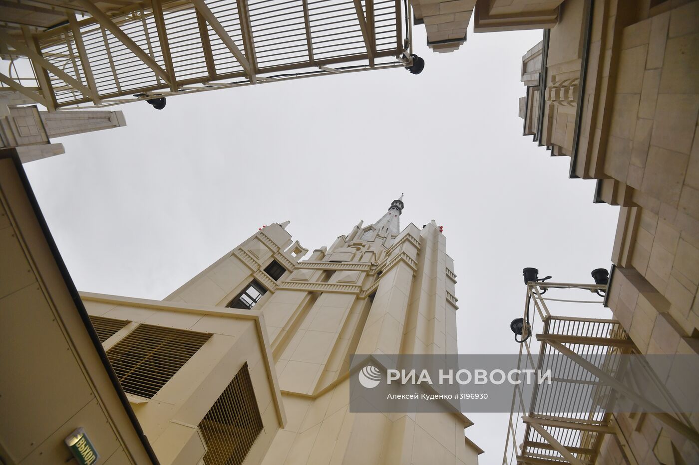 Завершение реконструкции шпиля здания МИД РФ
