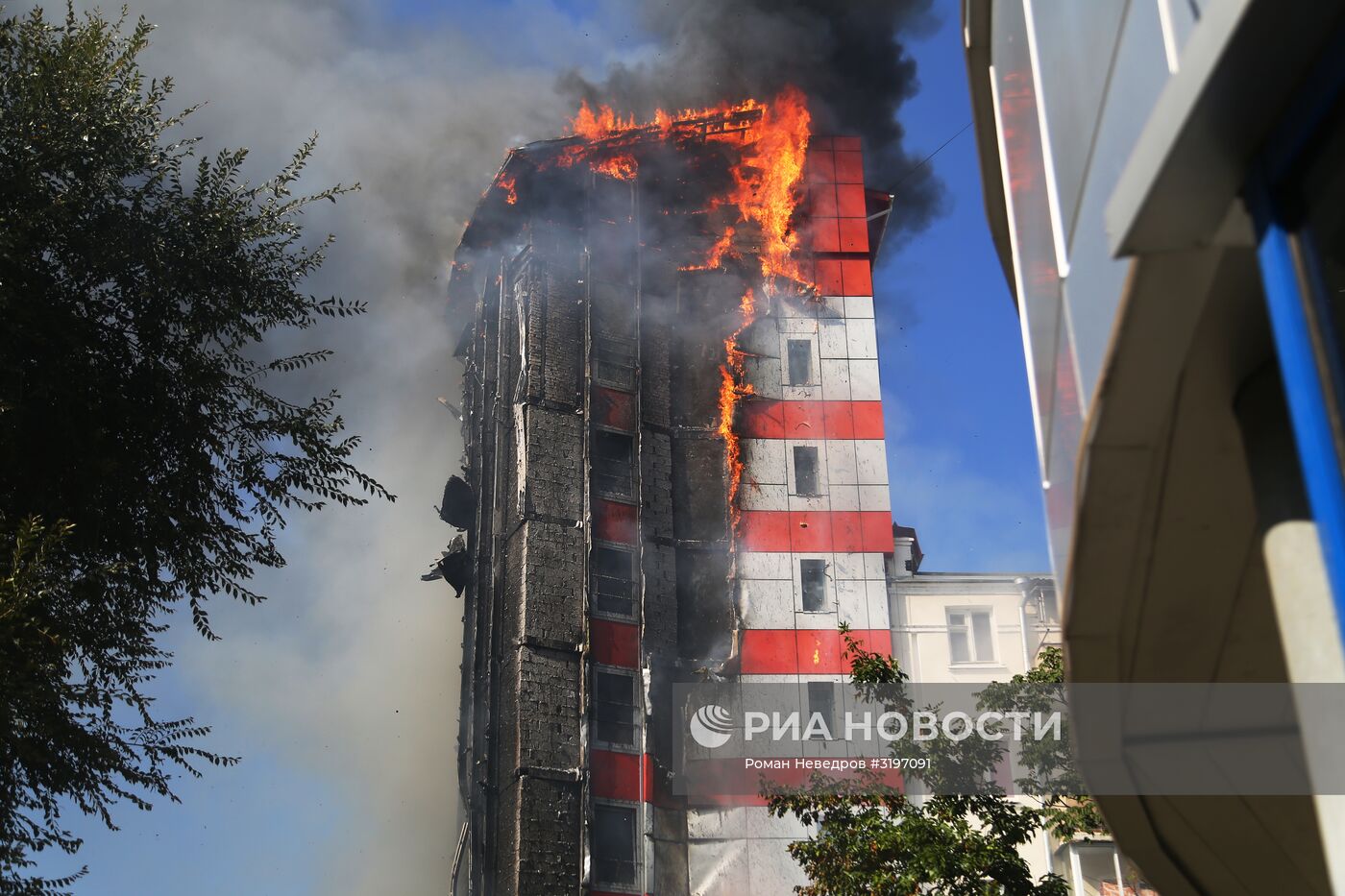 В центре Ростова-на-Дону загорелось десятиэтажное здание