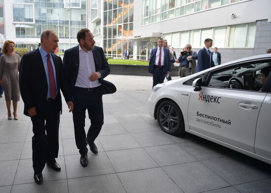 Президент РФ В. Путин посетил офис ИТ-компании "Яндекс"