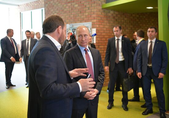 Президент РФ В. Путин посетил офис ИТ-компании "Яндекс"