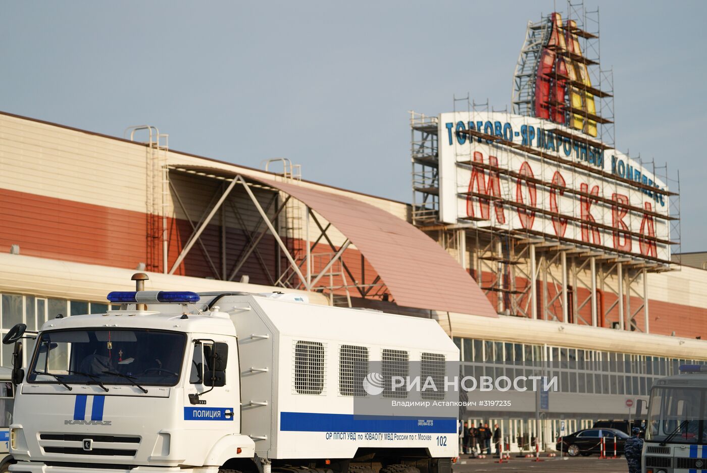 Полицейский рейд в ТЦ "Москва"