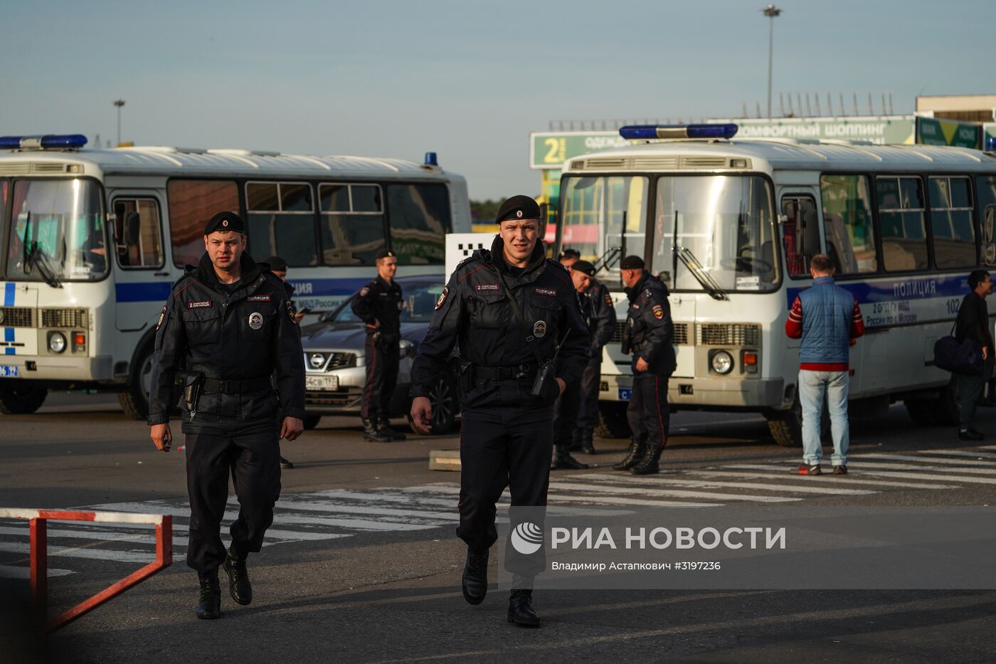 Полицейский рейд в ТЦ "Москва"