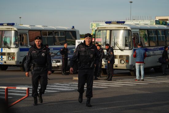 Полицейский рейд в ТЦ "Москва"