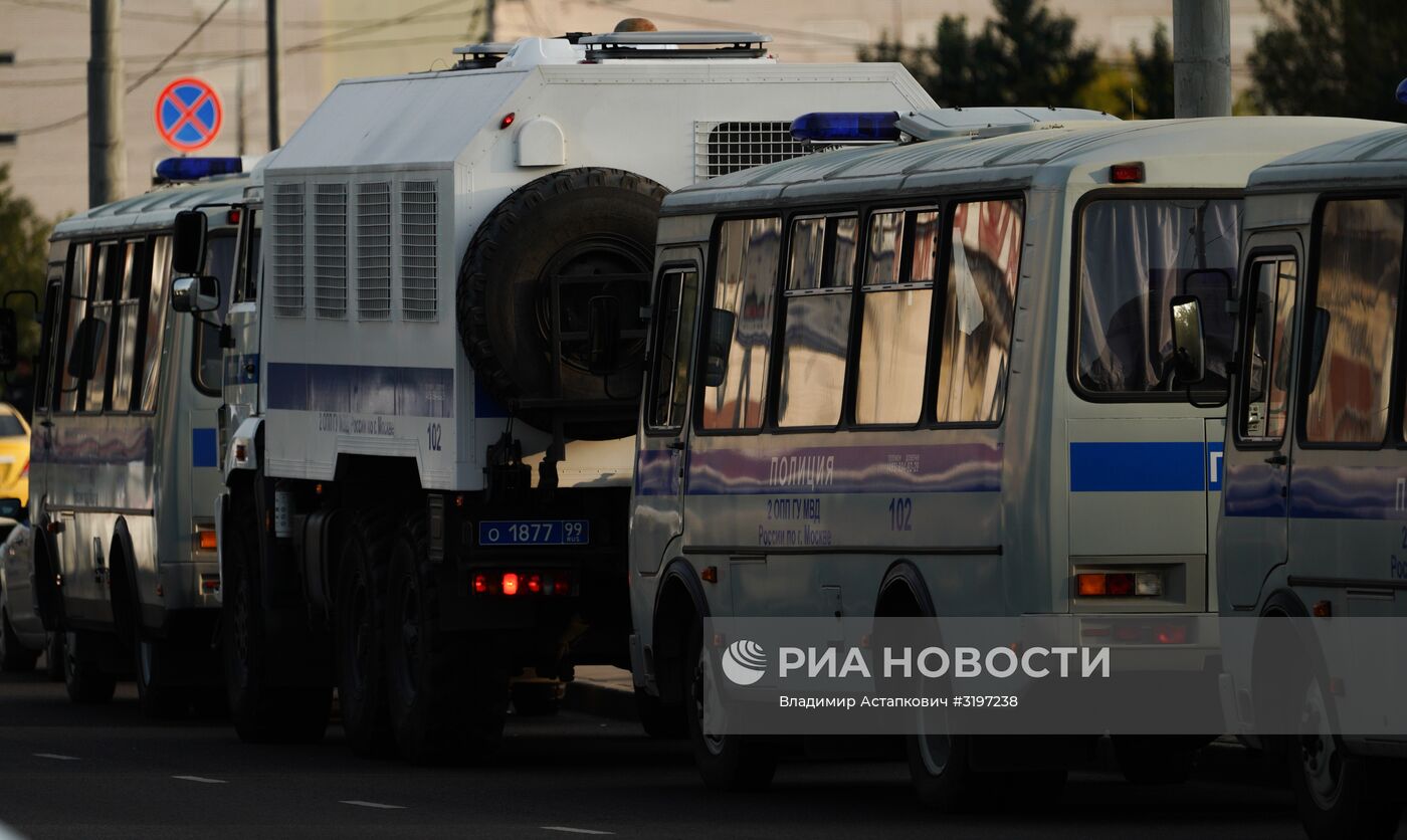 Полицейский рейд в ТЦ "Москва"