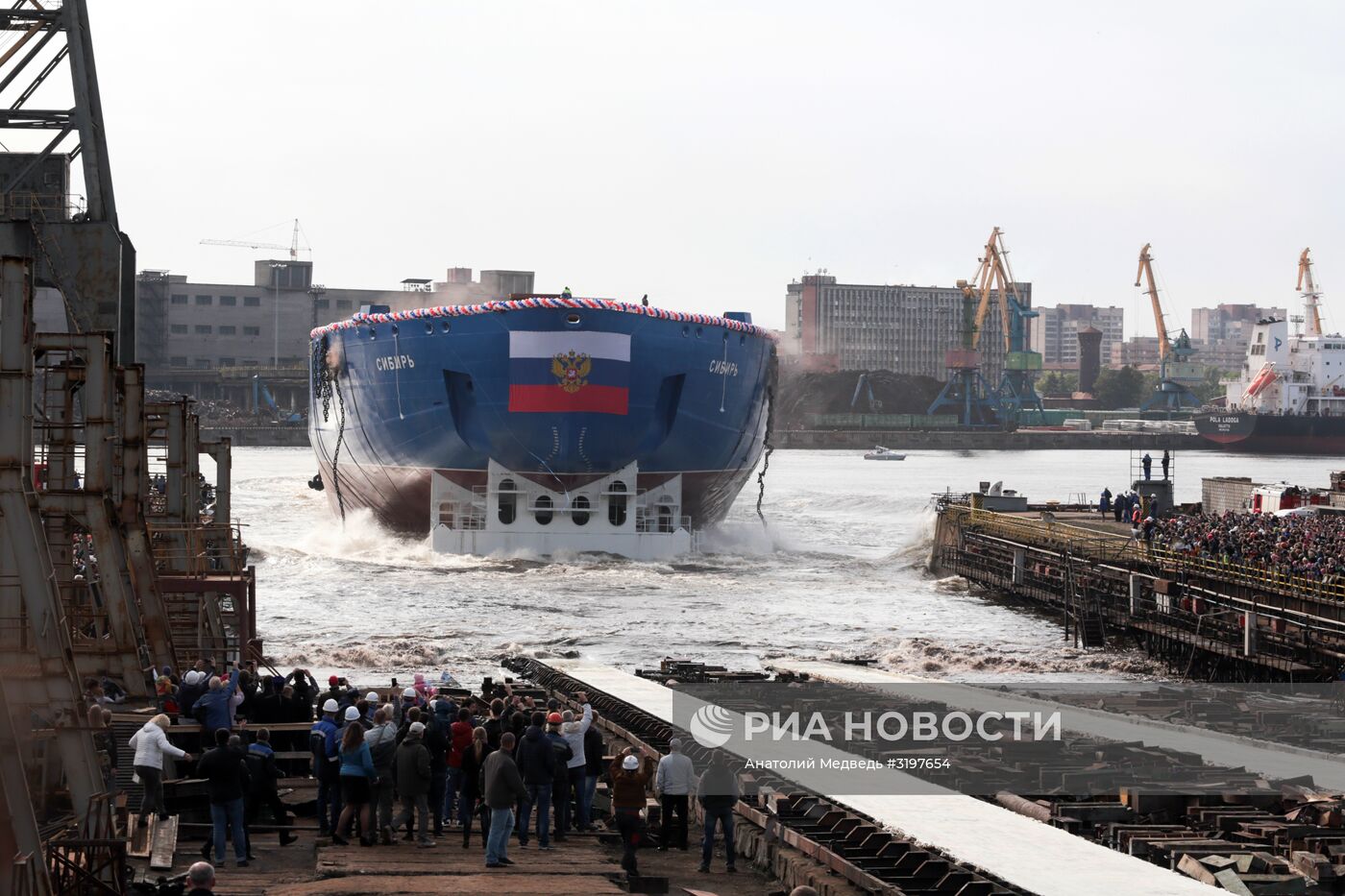 Спуск на воду атомного ледокола "Сибирь" в Санкт-Петербурге