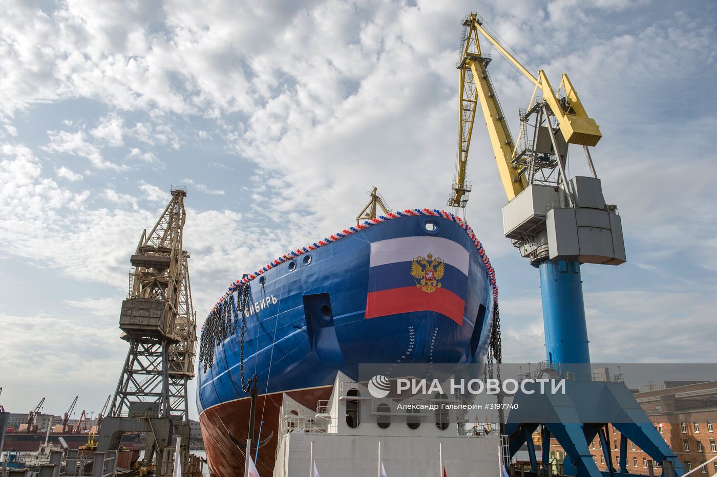 Спуск на воду атомного ледокола "Сибирь" в Санкт-Петербурге