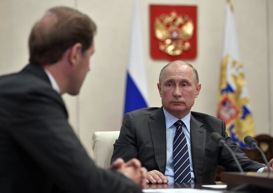 Рабочая встреча президента РФ В. Путина с Д. Мантуровым и М. Орешкиным