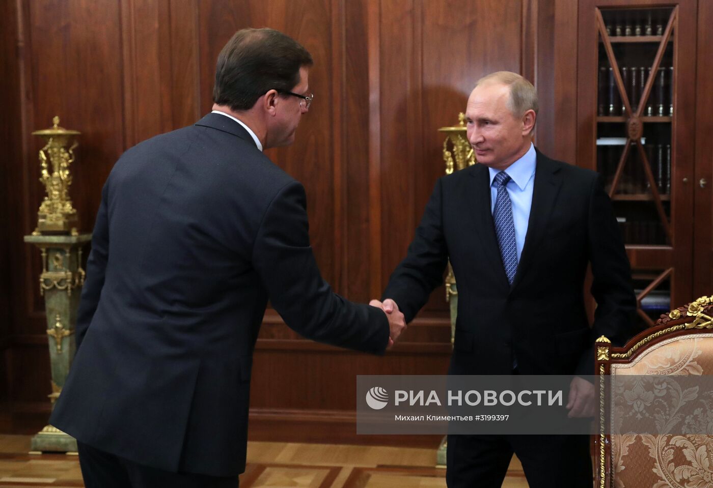 Президент РФ В. Путин провел встречу с сенатором Д. Азаровым