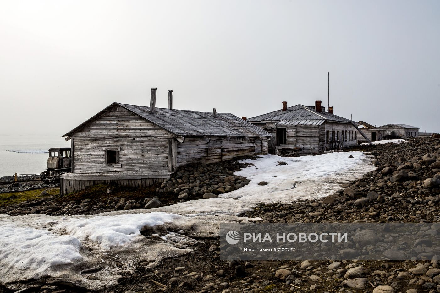 Полярная станция "Бухта Тихая" на острове Гукера архипелага Земля Франца-Иосифа