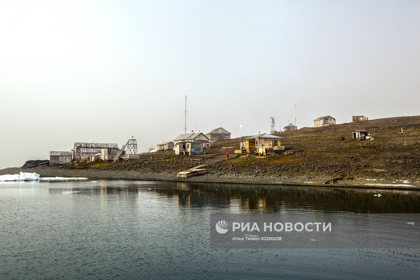 Полярная станция "Бухта Тихая" на острове Гукера архипелага Земля Франца-Иосифа