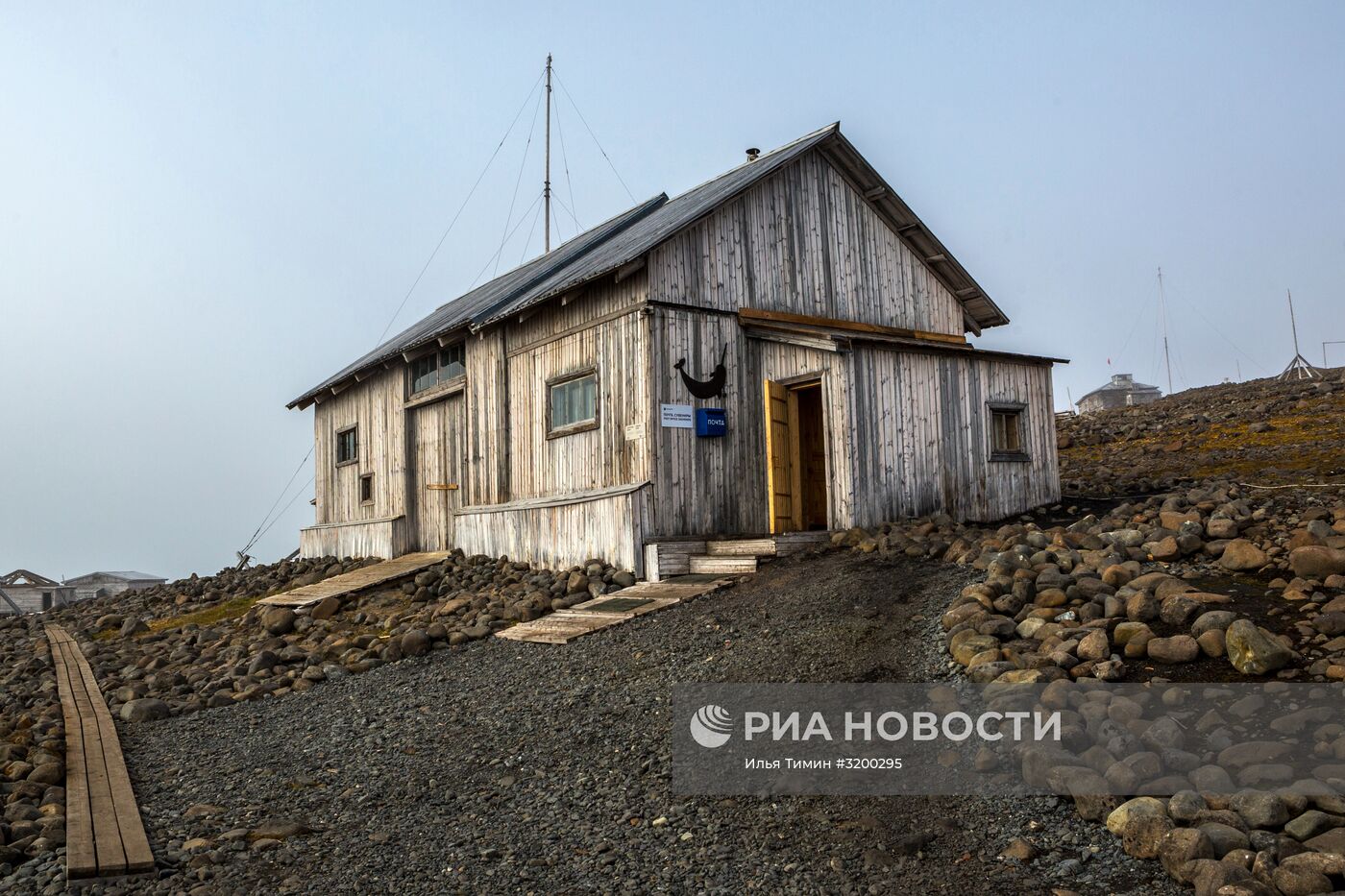 Полярная станция "Бухта Тихая" на острове Гукера архипелага Земля Франца-Иосифа