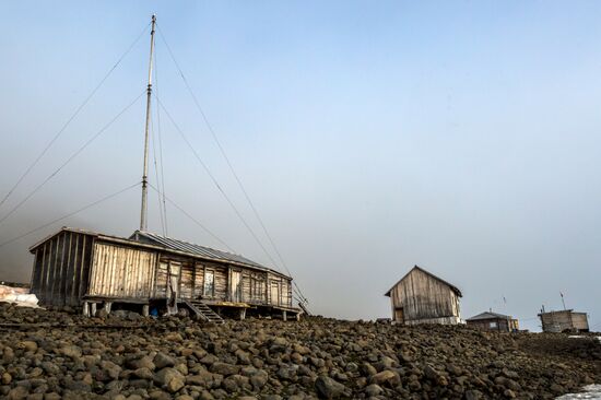 Полярная станция "Бухта Тихая" на острове Гукера архипелага Земля Франца-Иосифа
