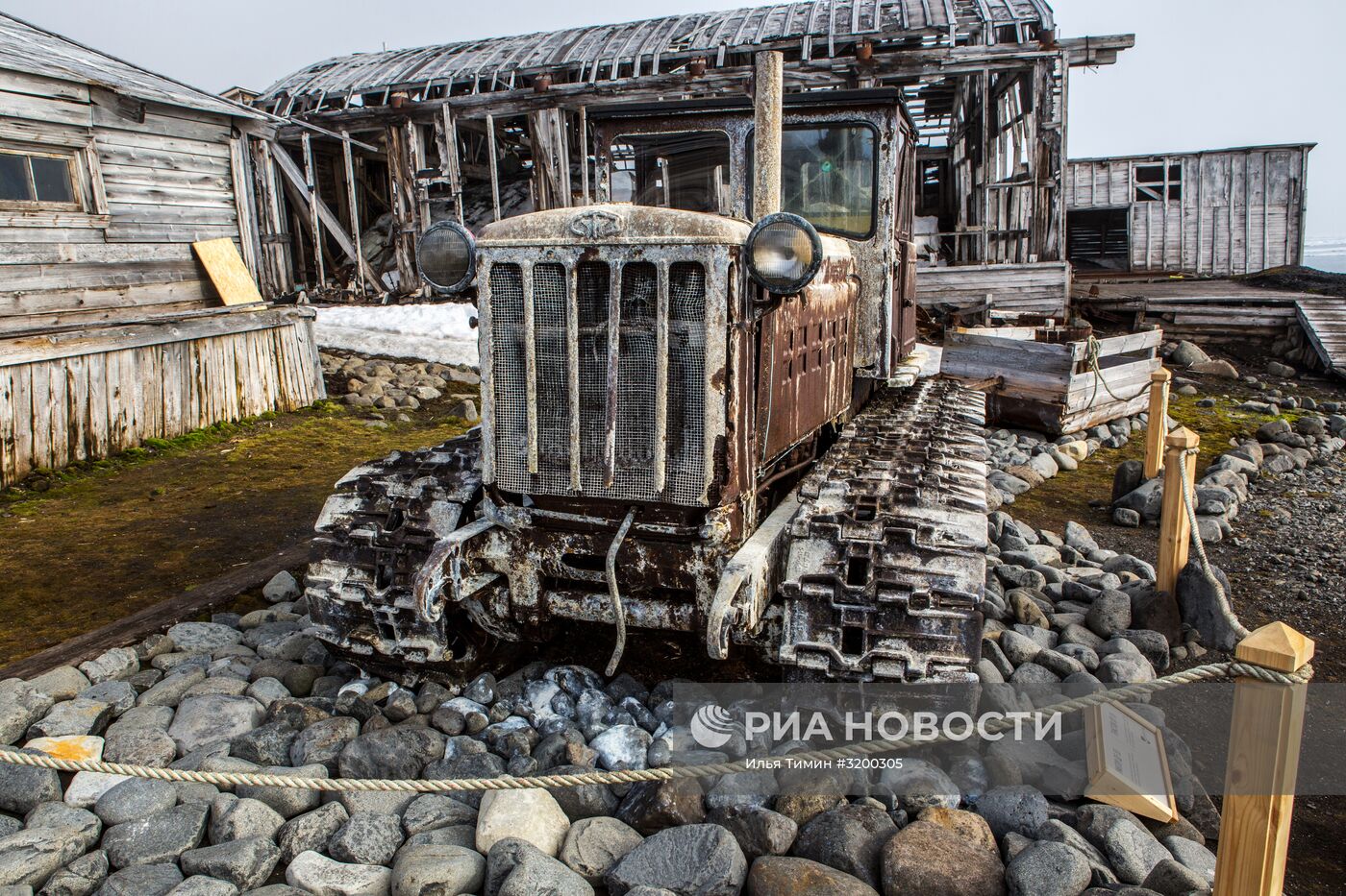 Полярная станция "Бухта Тихая" на острове Гукера архипелага Земля Франца-Иосифа