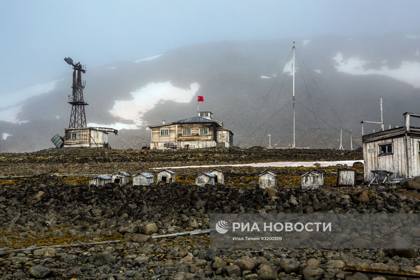 Полярная станция "Бухта Тихая" на острове Гукера архипелага Земля Франца-Иосифа