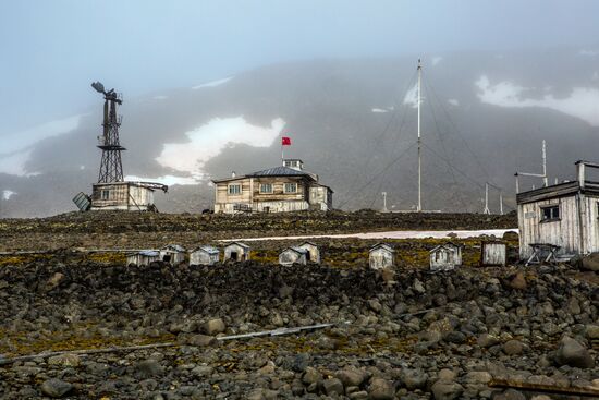 Полярная станция "Бухта Тихая" на острове Гукера архипелага Земля Франца-Иосифа