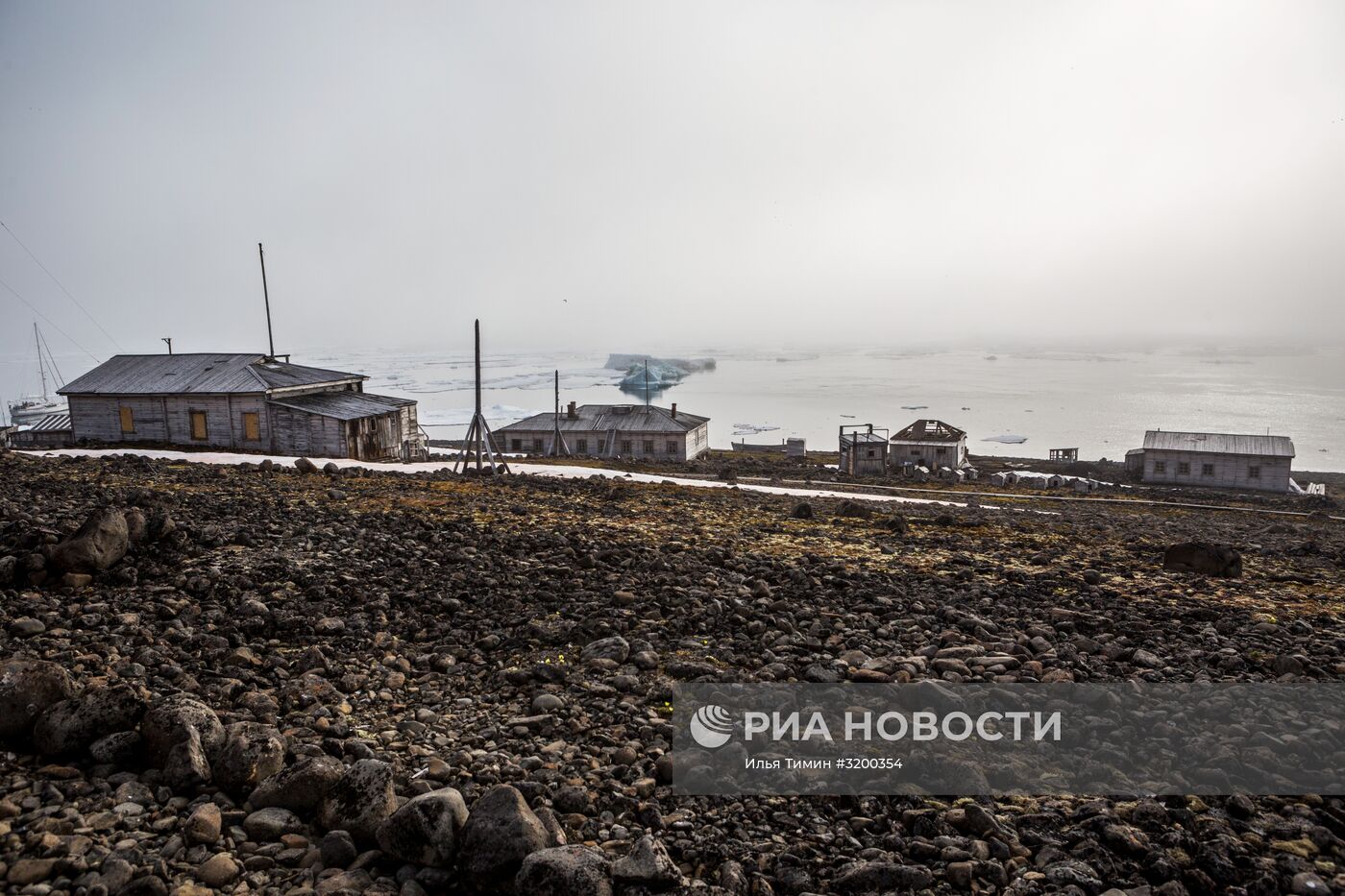 Полярная станция "Бухта Тихая" на острове Гукера архипелага Земля Франца-Иосифа
