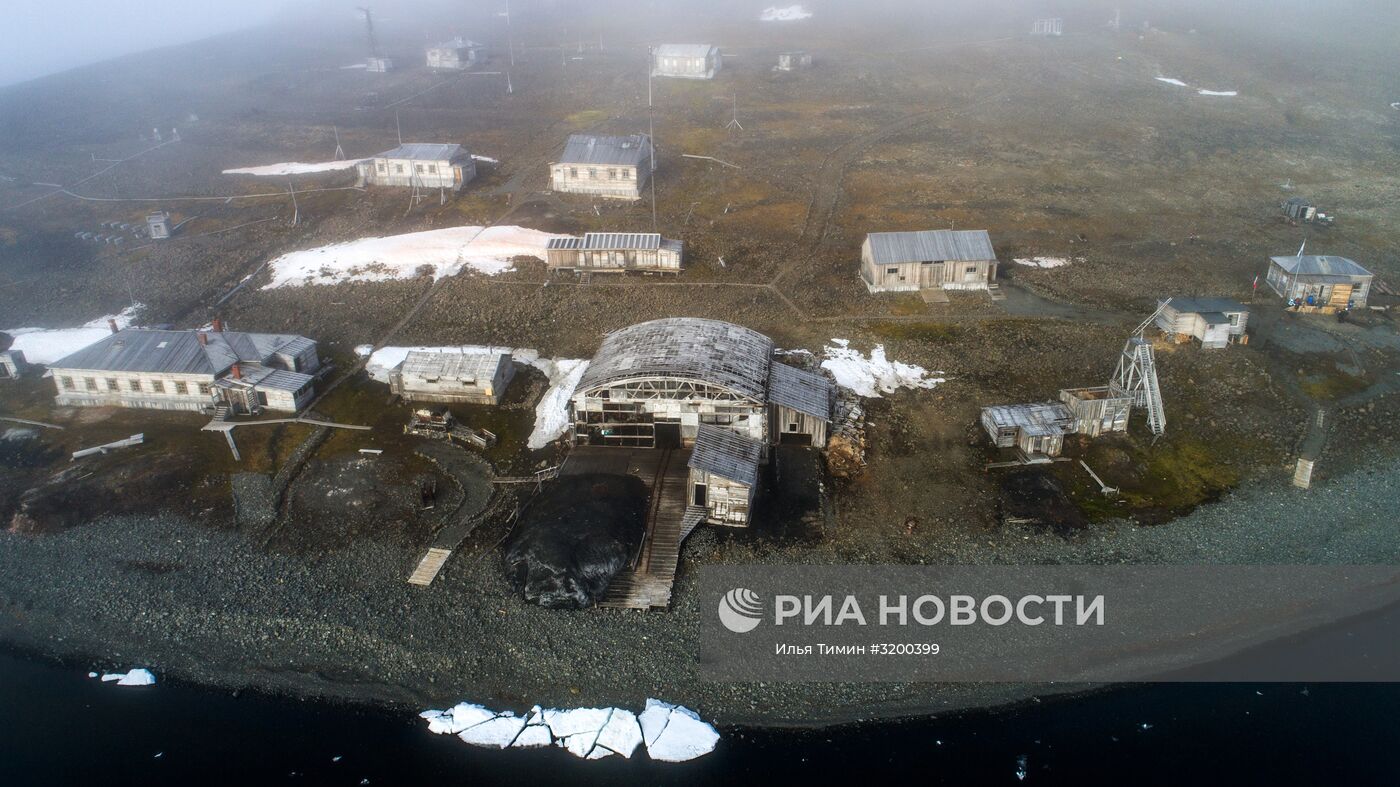 Полярная станция "Бухта Тихая" на острове Гукера архипелага Земля Франца-Иосифа